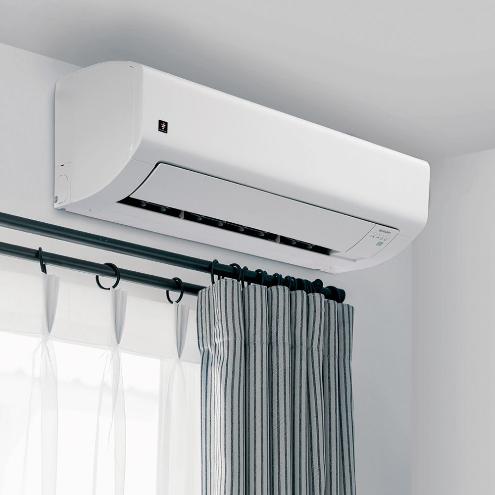 カーテンレールの上にも設置できるコンパクト設計のイメージ