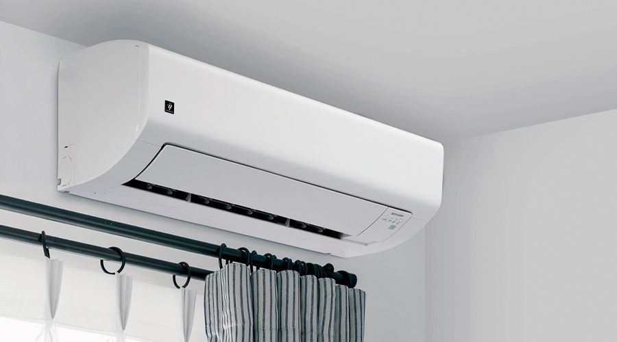 エアコンをカーテンレールの上に設置するイメージ