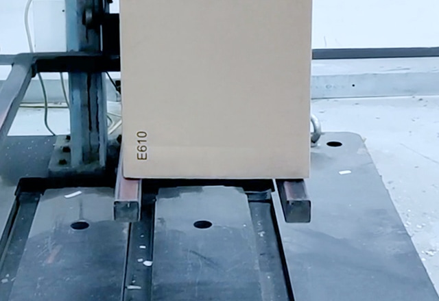 製品を落下試験機にかけて、検証しているイメージ