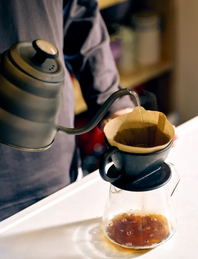 写真:コーヒーをドリップする朝のひととき