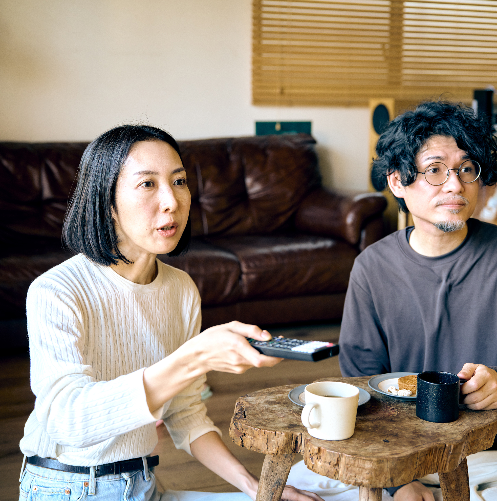 写真:AQUOS AIに番組をリクエストする夫婦