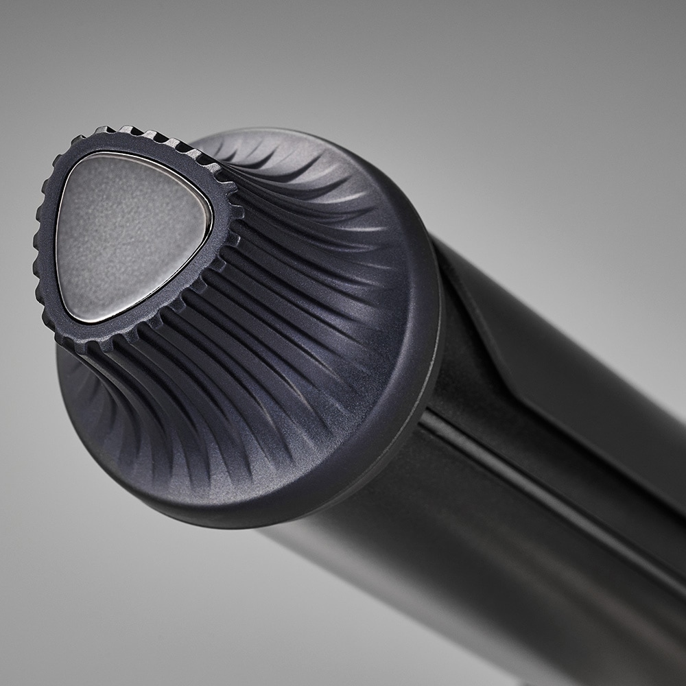 つまみやすく、回しやすい「三角先端キャップ」