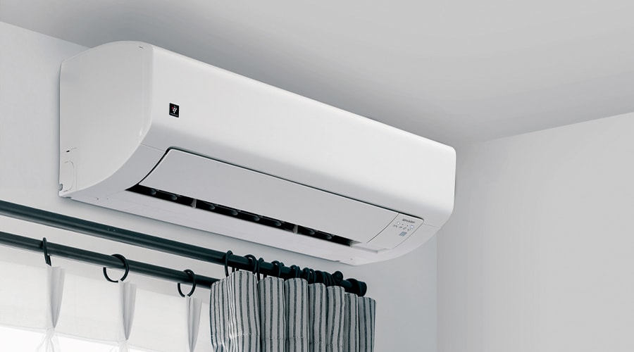 エアコンをカーテンレールの上に設置するイメージ