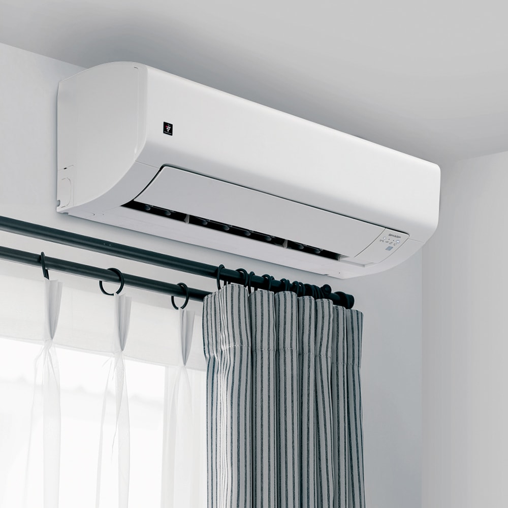 カーテンレールの上にも設置できるコンパクト設計のイメージ