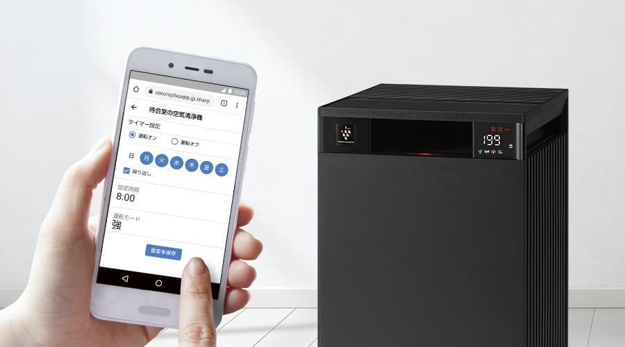 スマートフォンで空気清浄機の運転モードを設定している様子。