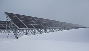 イメージ画像：積雪対策をしながら、太陽光発電所の運営