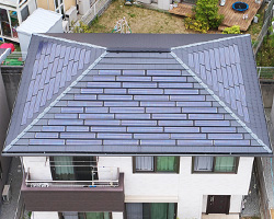 イメージ画像：瓦型ソーラーパネルを瓦屋根にびっしりと設置