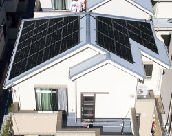 イメージ画像:太陽電池モジュールを屋根スペースいっぱいに設置。たくさん発電して余った電気は、ためて自家消費しています。