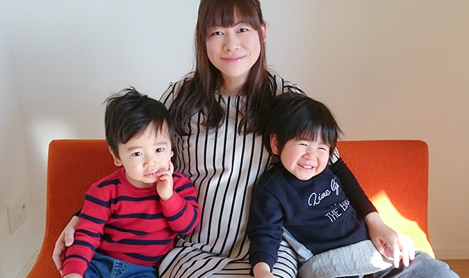 二人の小さな息子と栗原さん