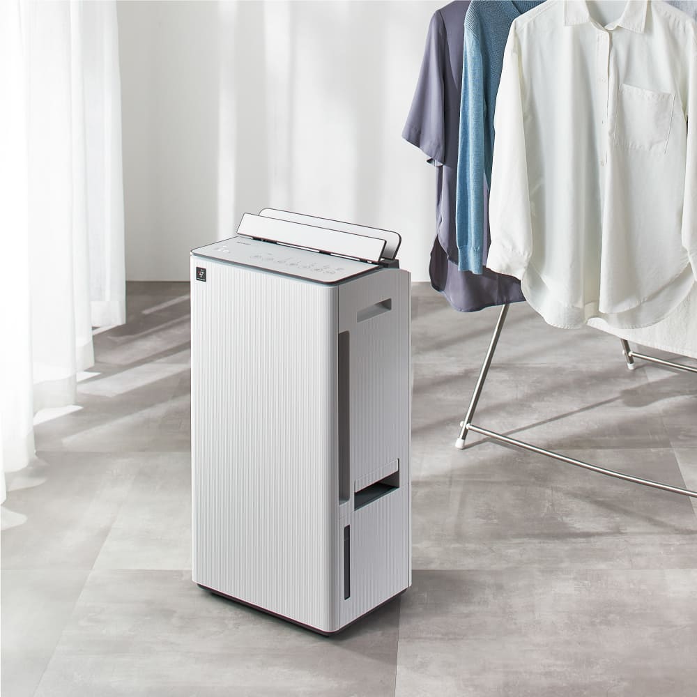 コンプレッサー方式衣類乾燥除湿機CV-U190:室内設置イメージ（衣類乾燥）