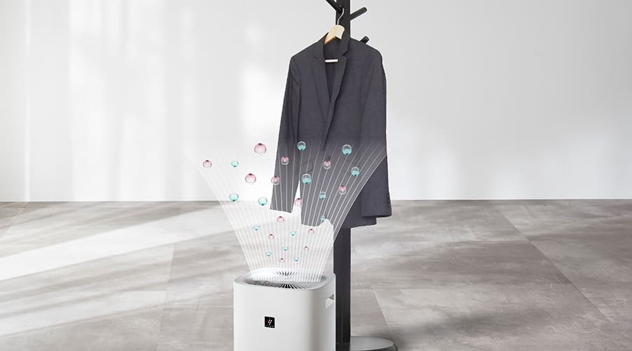 プラズマクラスターの風で、洗いにくいジャケットや制服などに付着したニオイを消臭するイメージ画像。