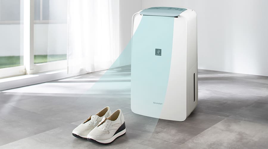 機器の前に靴を並べて乾かすイメージ画像。