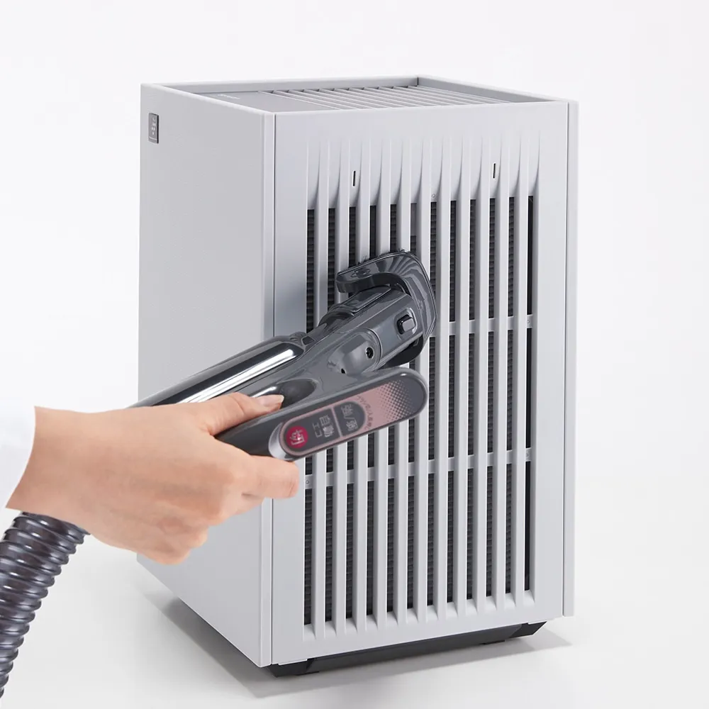 背面フィルターを掃除機でお手入れするイメージ
