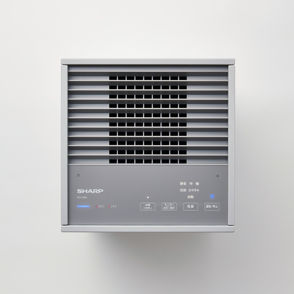 本体天面の吹き出し口、操作ボタン類の写真