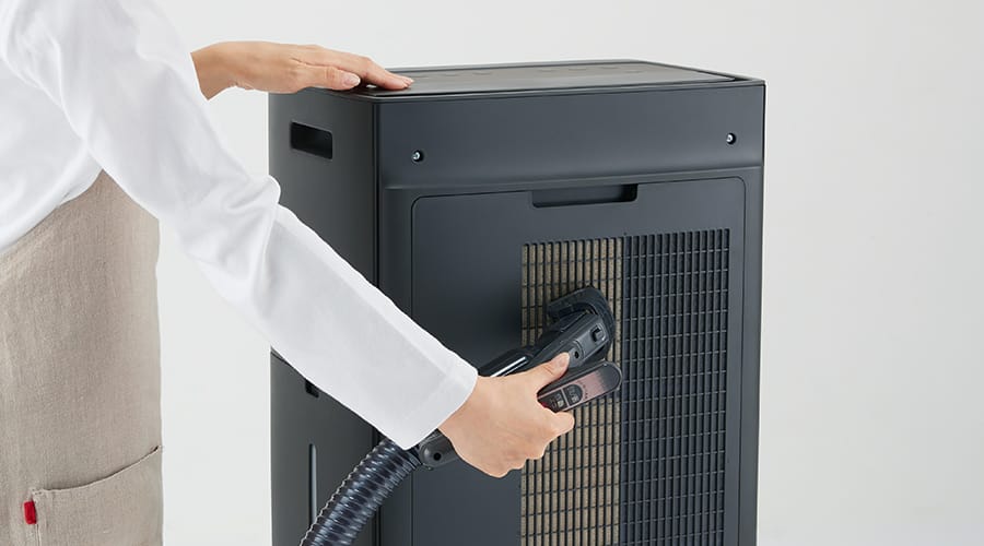 後ろパネルをつけたまま、掃除機でホコリを吸い取れます。