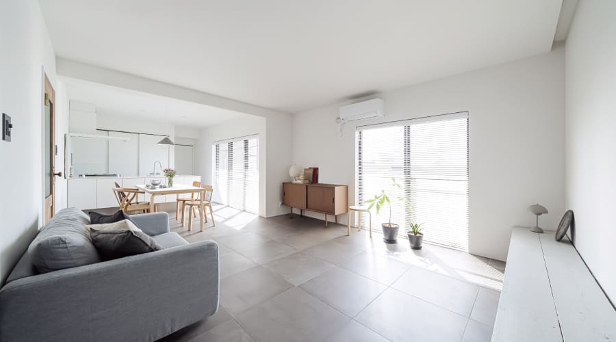 広いリビング空間のシーン画像