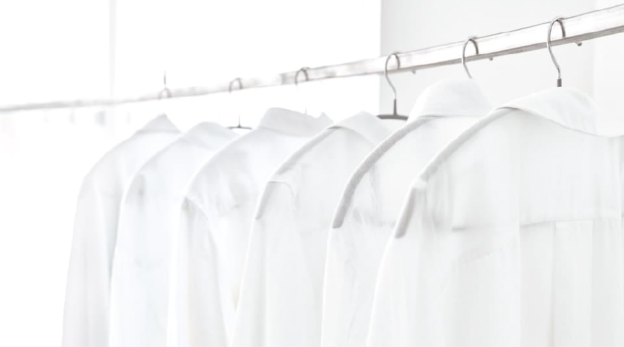 部屋干しされた衣類のイメージ画像