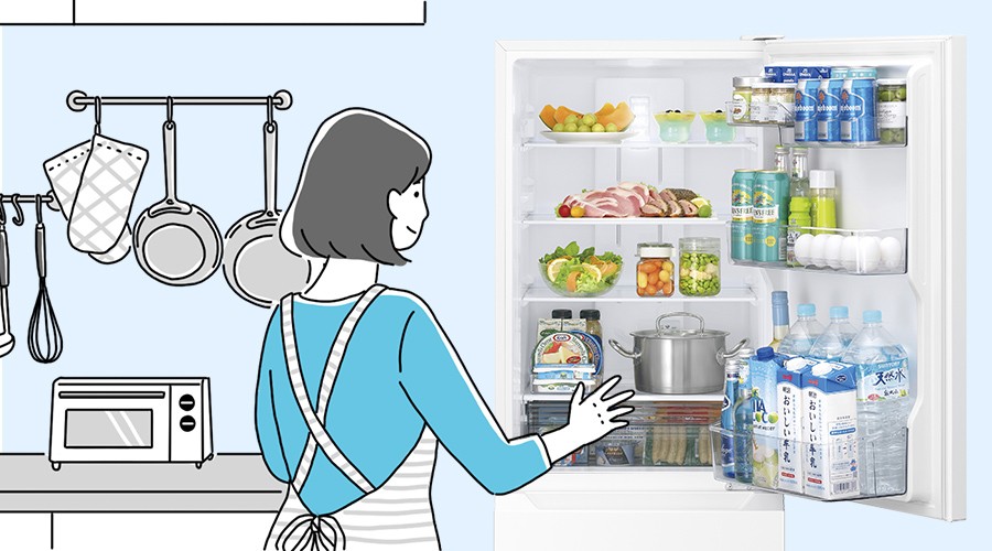 食事の準備で冷蔵庫を開ける人