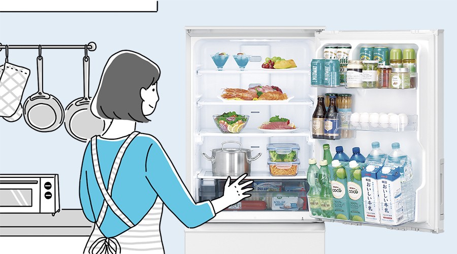 食事の準備で冷蔵庫を開ける人