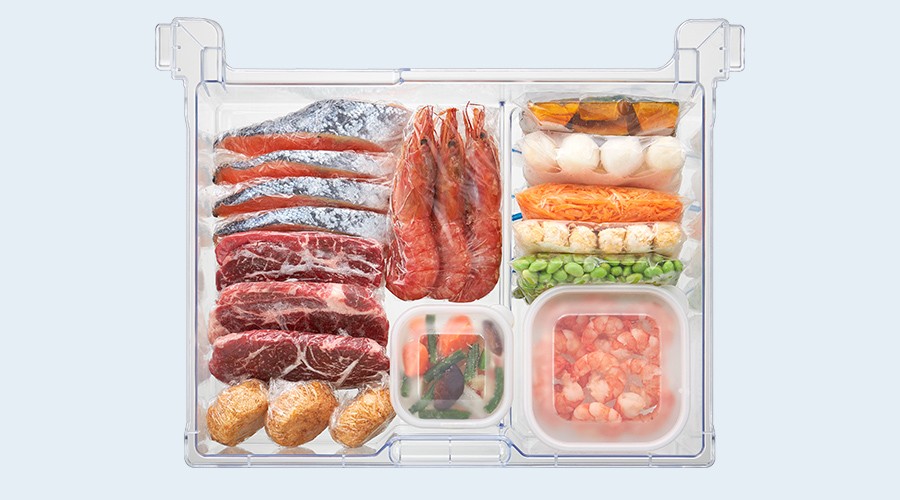 冷凍ケース中段に肉や魚、作り置き惣菜を収納