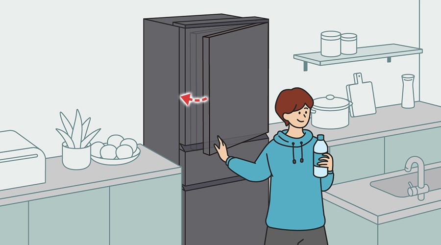 軽い力で冷蔵庫の扉を閉める人