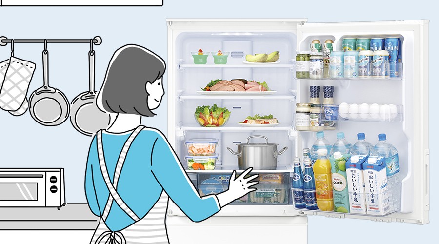 食事の準備で冷蔵庫を開ける人