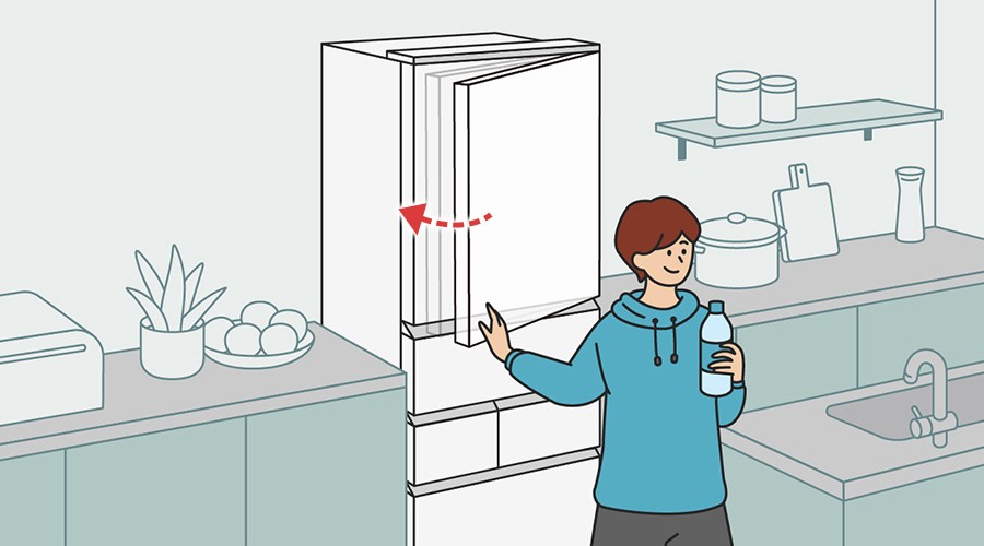 軽い力で冷蔵庫の扉を閉める人