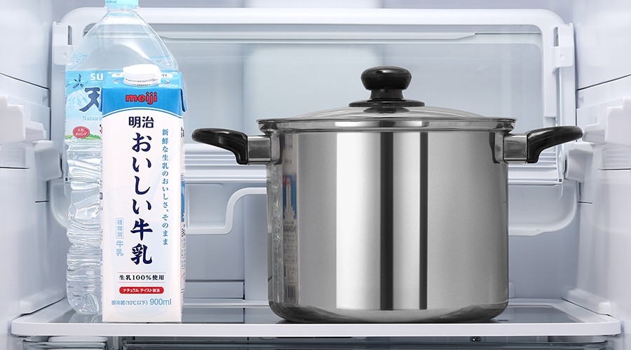 大きなペットボトルや牛乳パック、大鍋を収納