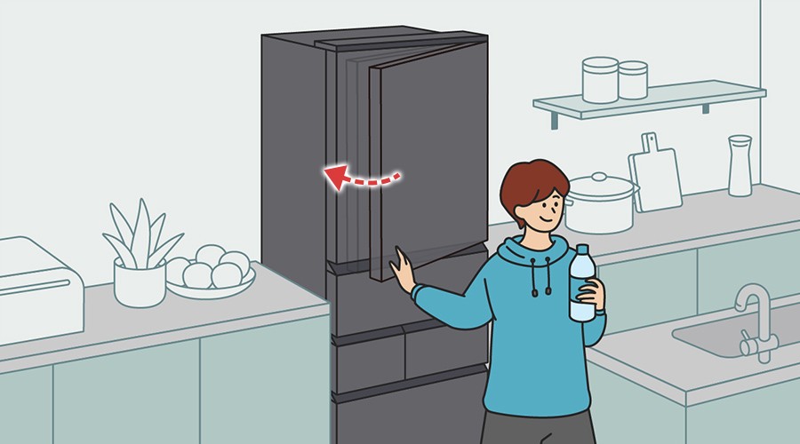 軽い力で冷蔵庫の扉を閉める人