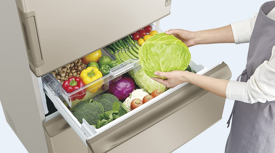 真ん中野菜室からキャベツを取り出すイメージ