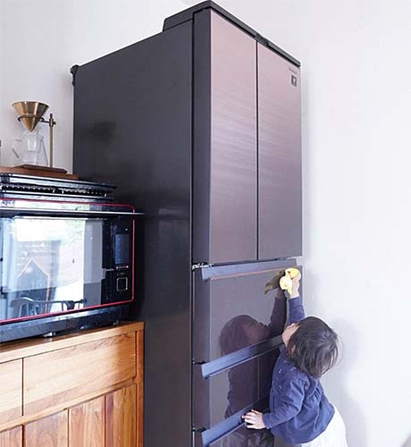 冷蔵庫と子どものイメージ