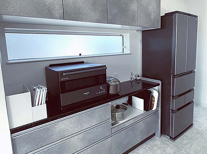 SJ-MF46Jの冷蔵庫を設置したキッチン風景
