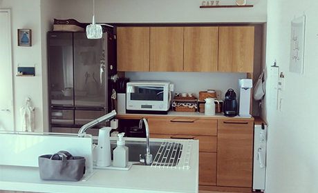 ダークブラウンカラーの冷蔵庫を設置したキッチンの写真