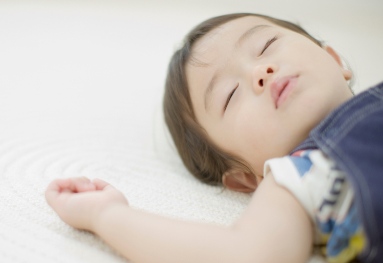 すこやかに眠る赤ちゃんの写真