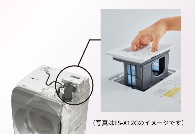 フィルターを手で持ち上げている写真