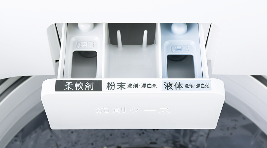 洗剤ケースは3つに仕切られ、左が柔軟剤、真ん中が粉末の洗剤・漂白剤、右が液体の洗剤・漂白剤の投入口です。