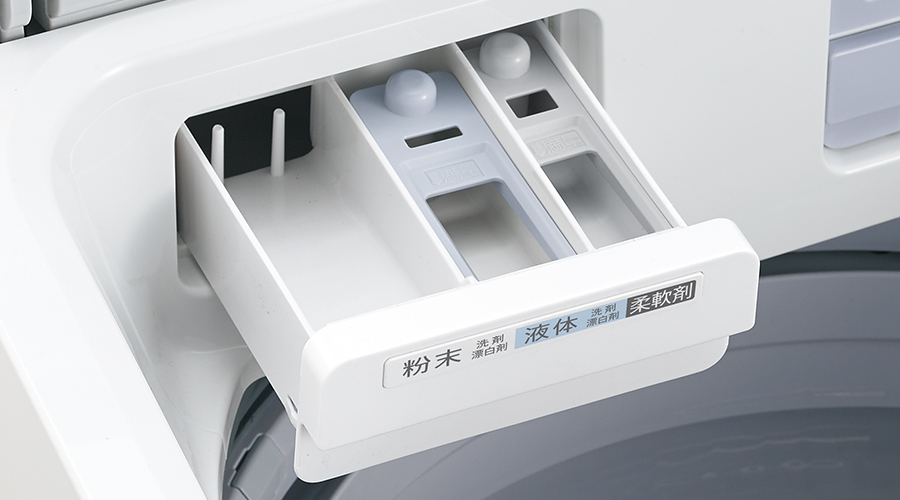 洗剤ケースは3つに仕切られ、左が粉末の洗剤・漂白剤、真ん中が液体洗剤・漂白剤、右が柔軟剤の投入口です。