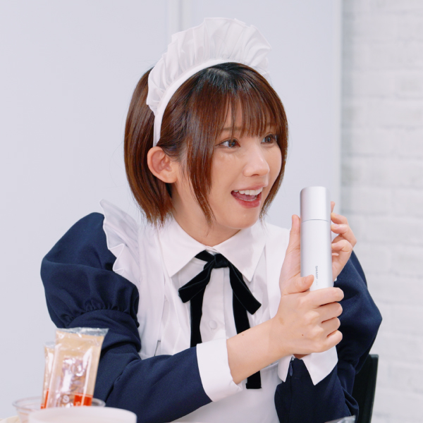 超音波ウォッシャーを紹介するコスプレイヤーのえなこさんの画像