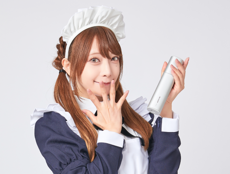超音波ウォッシャーを持つ宮本彩希さんの画像