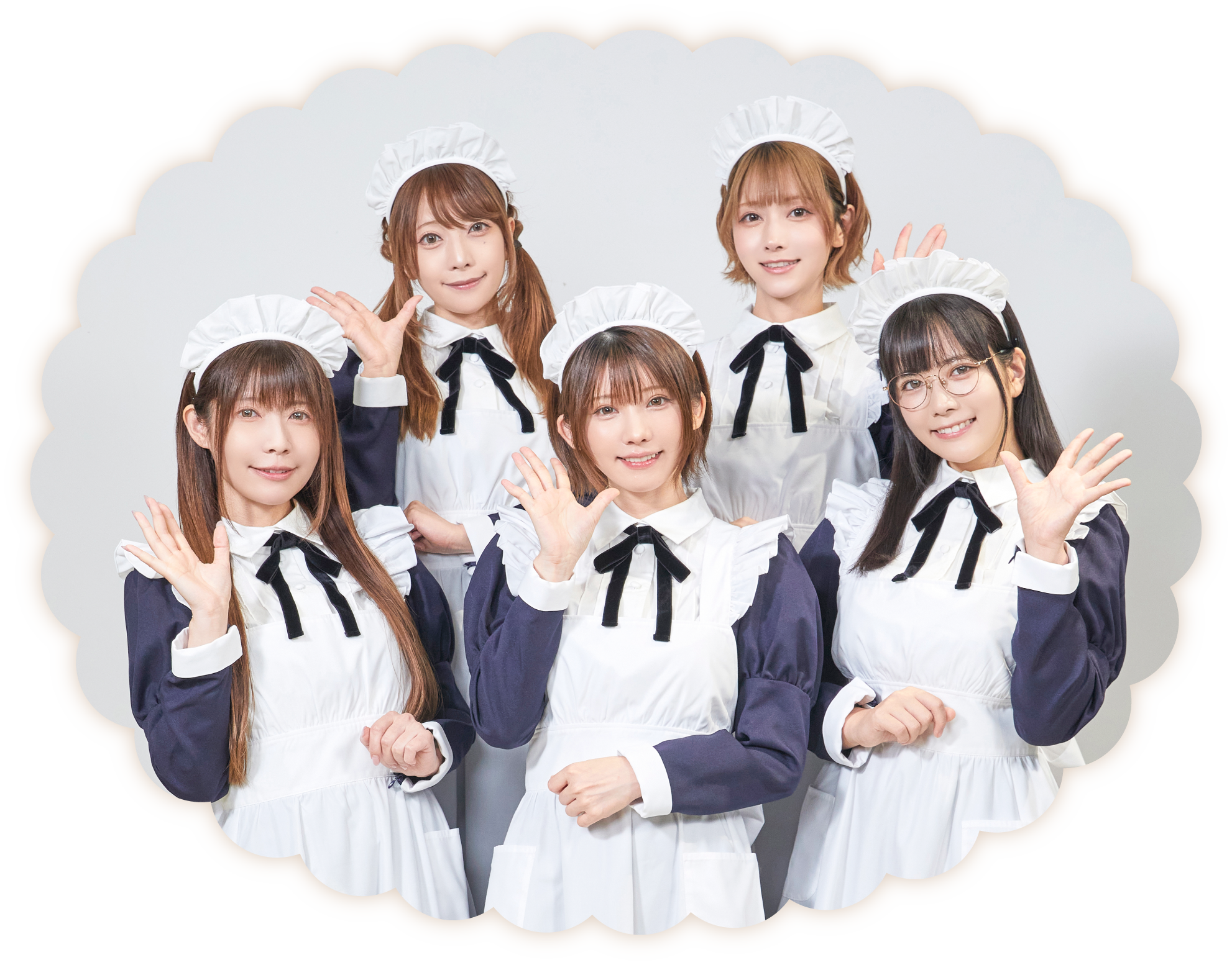 メイド服を着て笑顔を向ける5人のコスプレイヤー