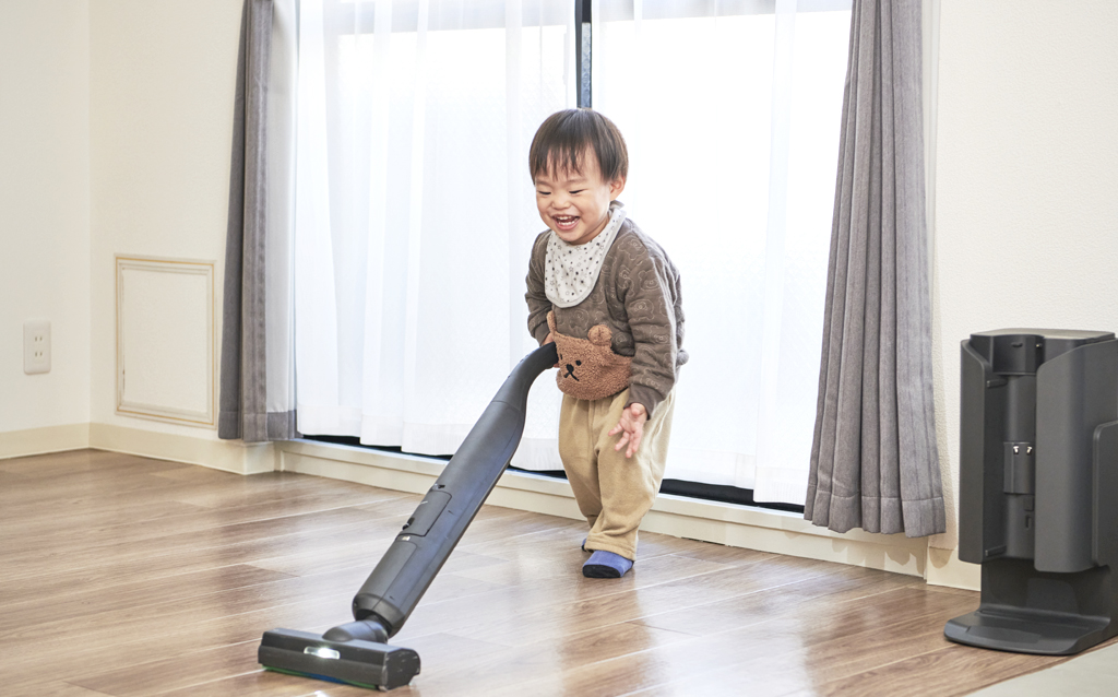 子どもが自分で掃除をしたがるようになりました（笑）軽くて小まわりが利くので自分で持てるのがうれしいみたいです。