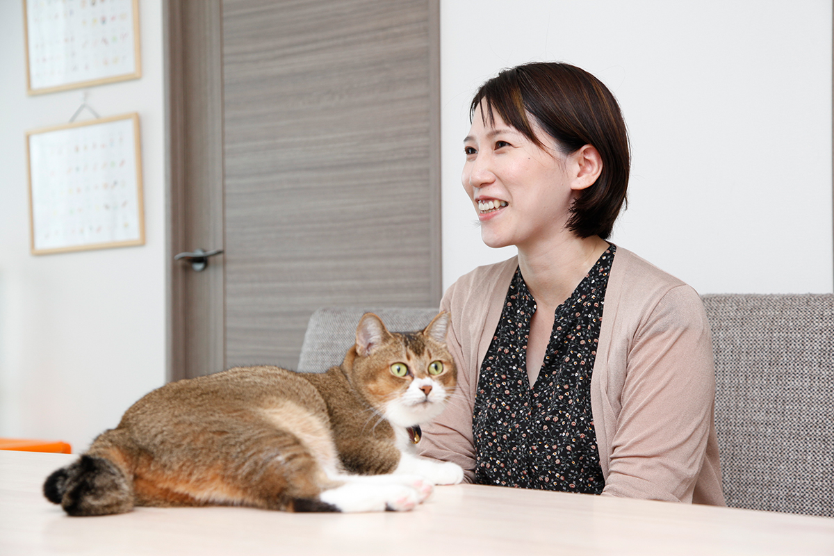 オキエイコさんと猫の写真