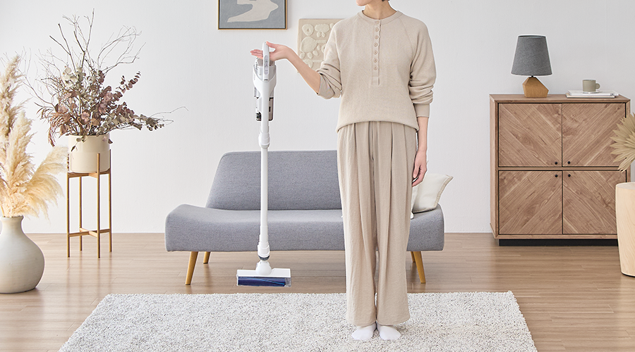 掃除機を軽々と持ち上げているイメージ