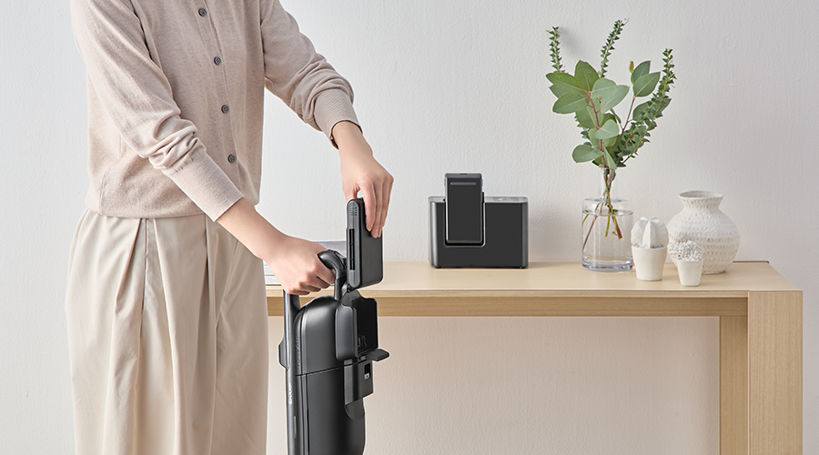 掃除機へバッテリー差し込みイメージ