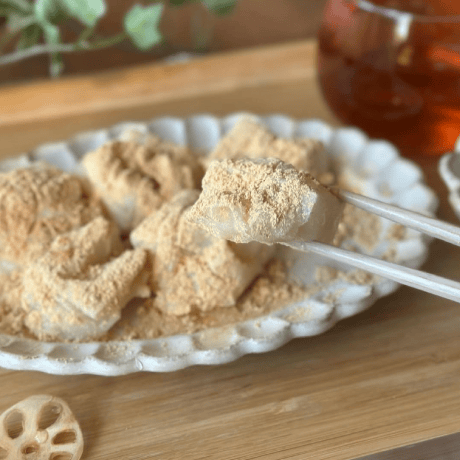 焼き目をつけずに焼いた餅にきな粉と砂糖をまぶす